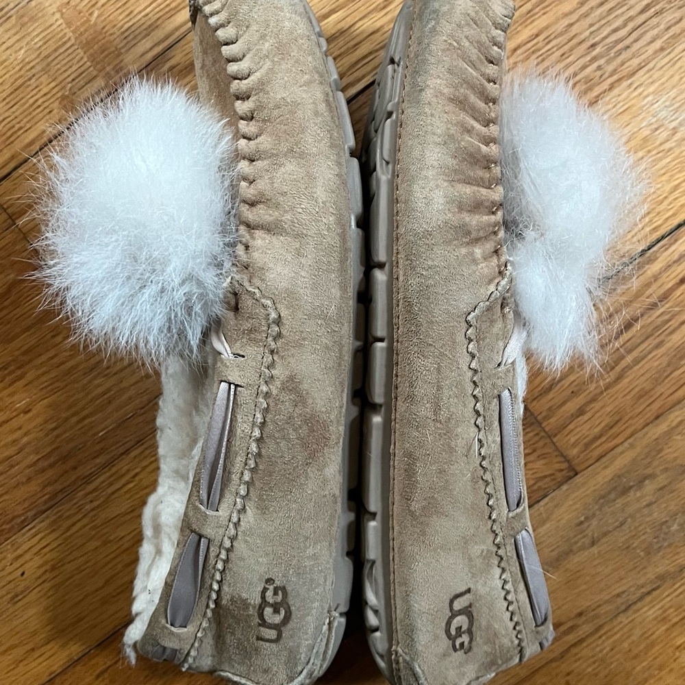 UGG Women's Dakota Suede & Shearling Pom-Pom Slippers/Moccasins Size 7/7.5 W - Picture 3 of 9